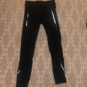 Black lulu lemon leggings. Perfect for exercise